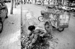 他不停清理著路邊的樹葉。