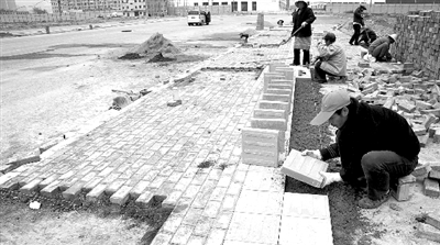 端午路正在鋪設(shè)人行道道磚，進行工程收尾。