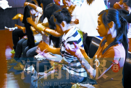 演出前，她們仔細(xì)檢查每一處細(xì)節(jié)