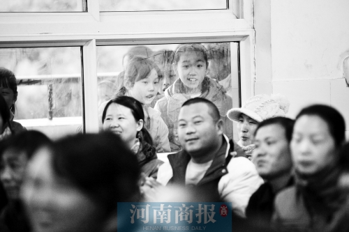 家長課堂上，孩子們趴在窗戶上圍觀