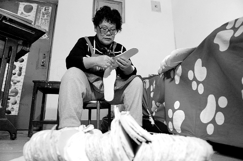 劉阿姨把做好的鞋墊整理好 劉阿姨把做好的鞋墊整理好