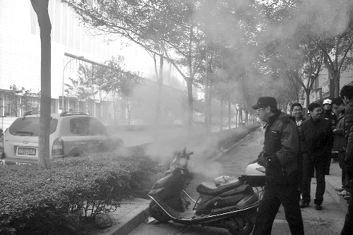 暖氣管爆裂，熱水熱氣從花壇中噴出。