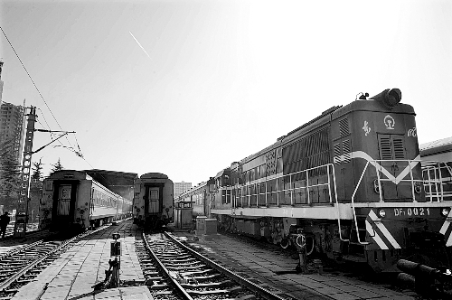 　　鄭州車(chē)輛段，擦拭一新的列車(chē)整裝待發(fā)。