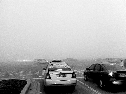 昨日河南30余市大霧預(yù)警 鄭州經(jīng)開(kāi)區(qū)再飄雪 昨日河南30余市大霧預(yù)警 鄭州經(jīng)開(kāi)區(qū)再飄雪