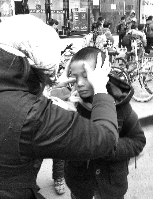 春天風(fēng)沙大，一孩子被風(fēng)沙瞇了眼