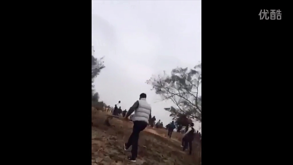 廣東退休官員修墓被指破壞鄰居祖墳風(fēng)水，雙方百人火拼現(xiàn)槍聲