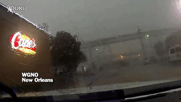 好可怕！大風(fēng)把火車從橋上吹了下來