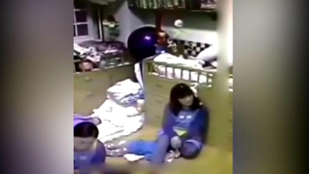 保姆為防止男嬰哭鬧用腿壓頭將其活活?lèi)炈? title=