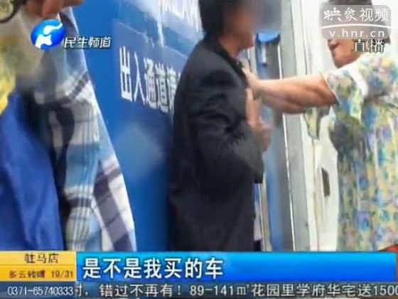 夫妻車(chē)?；▓@路中央 棄車(chē)去打架