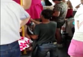 男子強(qiáng)行賣報4元不找零