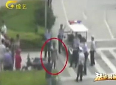 實(shí)拍違法車(chē)輛被暫扣 男子脫褲子要挾警察