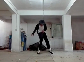 農(nóng)民工也愛(ài)邁克杰克遜！地下室模仿MJ經(jīng)典舞步