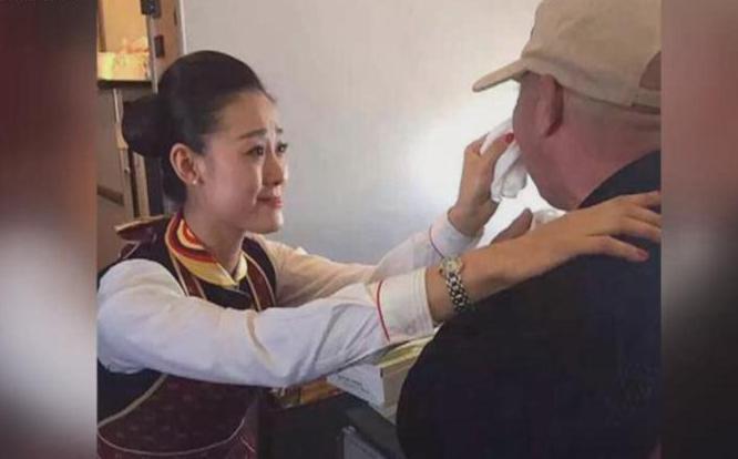 贊！空姐跪地喂河南老人吃飯