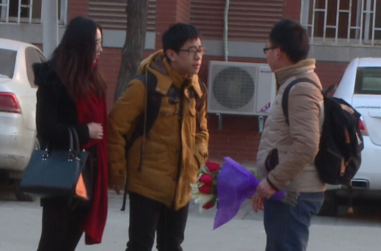 美女請你假裝其男友拒絕追求者，你會怎么辦？