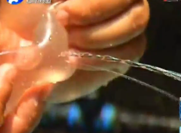 太坑！少女超市買的避孕套超一半漏的