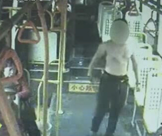 上車光膀子 這是要干啥？