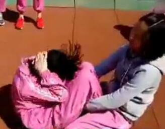 仰臥起坐險癱瘓 正確姿勢咋做？