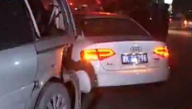 12車停路邊瞬間全報(bào)廢 咋回事？