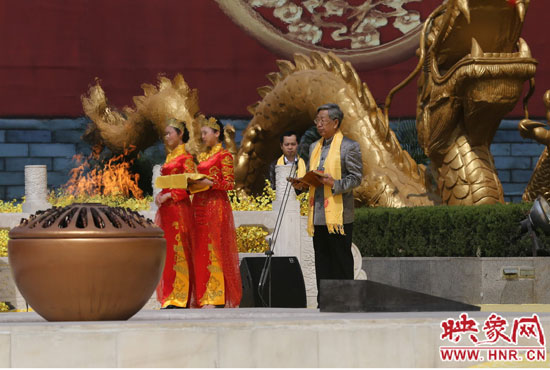 中華炎黃文化研究會(huì)會(huì)長(zhǎng)許嘉璐宣讀拜祖大典拜祭文。映象網(wǎng)記者 邵恰 攝