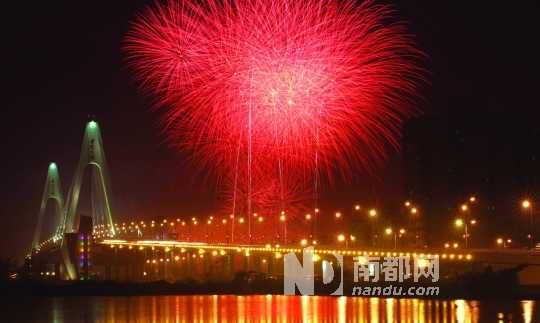  ?？谑忻癯赃^(guò)了年夜飯,到西海岸燃放觀賞煙花是近年來(lái)興起的一大潮流。