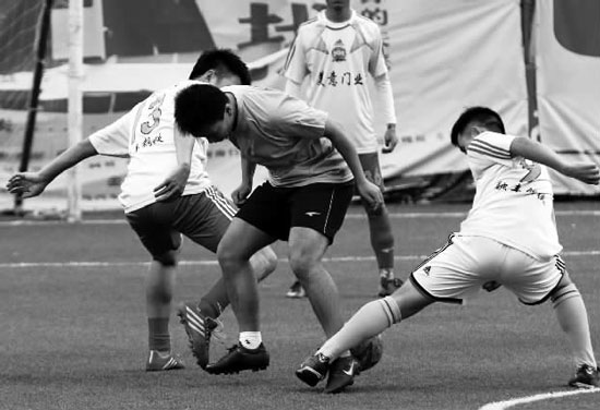 奪冠熱門球隊美意門業(yè)，上半場就踢出了5:0的一邊倒局面