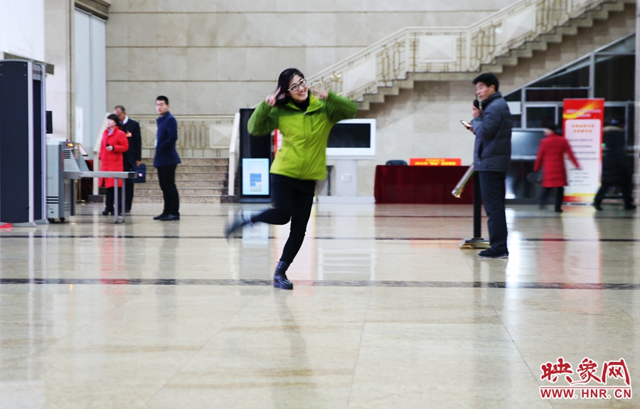 南樂天完成一個采訪后，興奮的跳了起來。