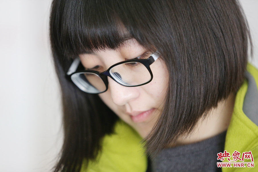 采訪中認真記錄的樂天。