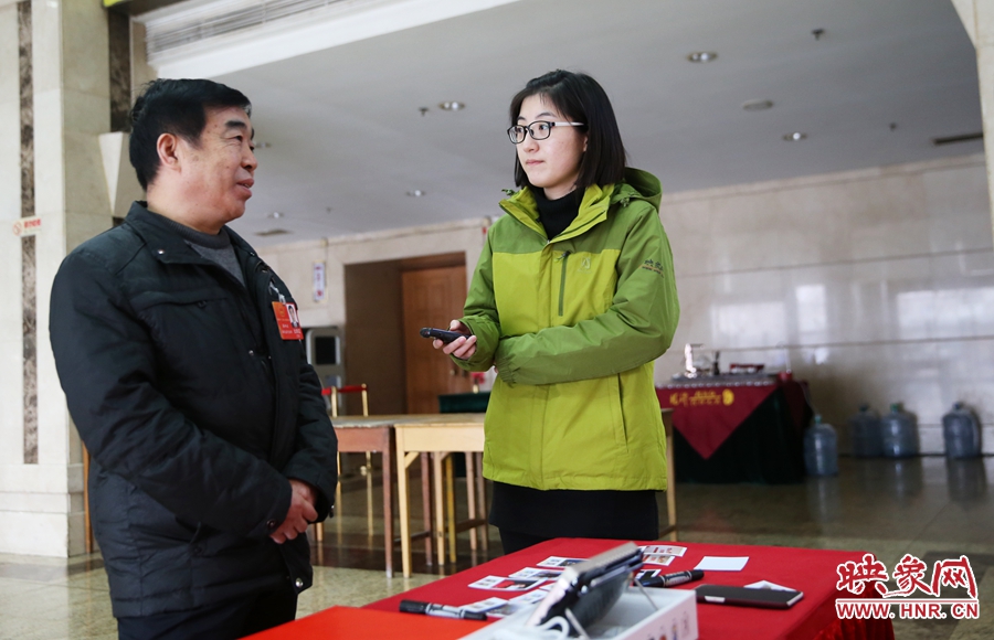 會議間隙采訪代表。