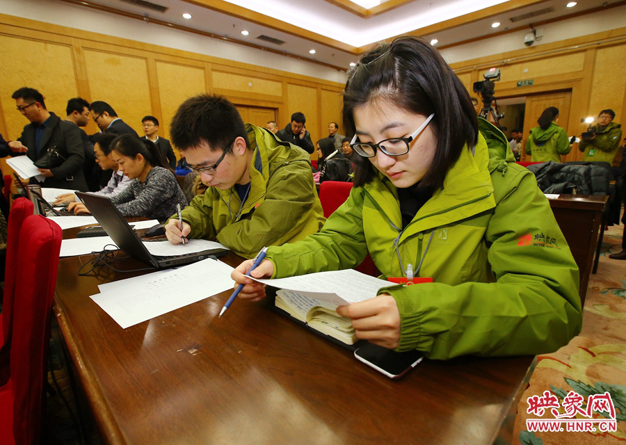 大象融媒映象網(wǎng)記者南樂天在兩會記者會開始前積極準備。