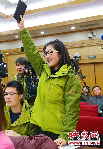 兩會記者會，樂天站起來舉手。