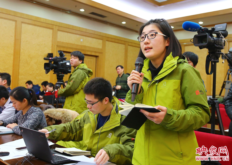 大象融媒映象網(wǎng)記者南樂天在記者會上提問。