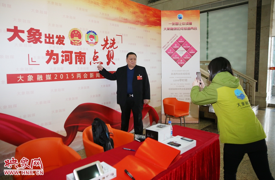 幫代表在大象融媒新聞會客廳留影拍照。