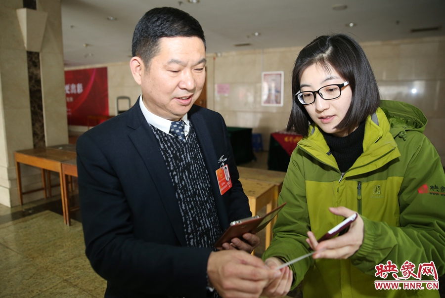 幫代表使用大象融媒映象網(wǎng)微信打印機現(xiàn)場打印照片。