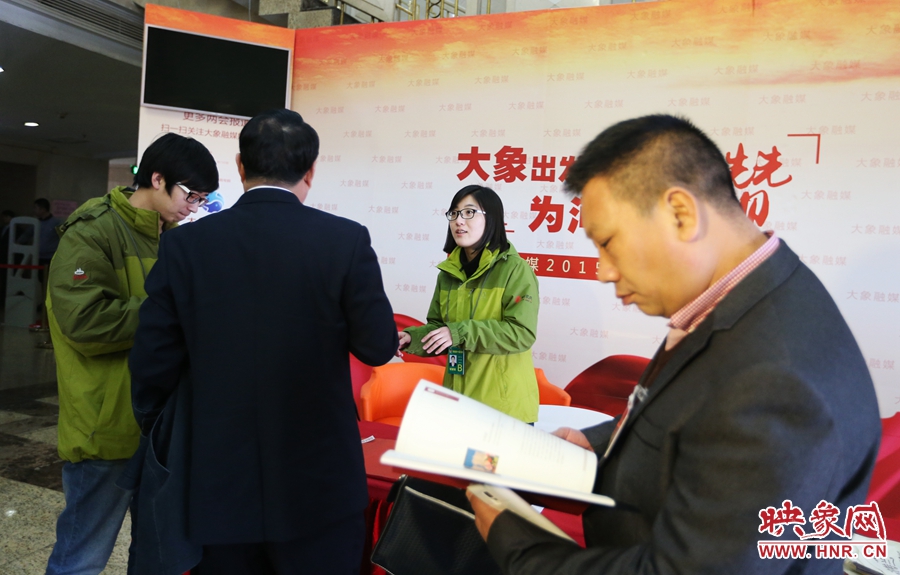 向代表、委員講解大象融媒旗下出品的新聞產(chǎn)品。