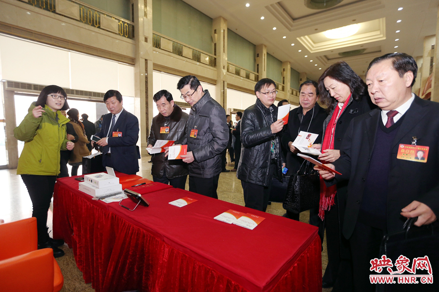 向代表、委員講解大象融媒旗下出品的新聞產(chǎn)品。