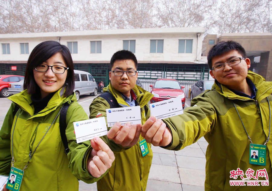 南樂天和同事展示新印制的大象融媒名片。