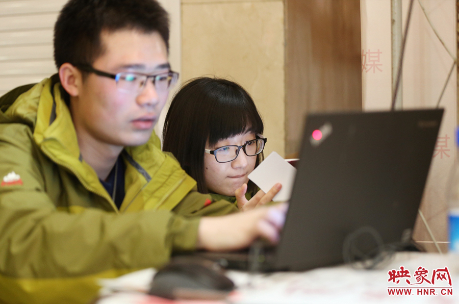 與同事現(xiàn)場寫稿子的樂天。