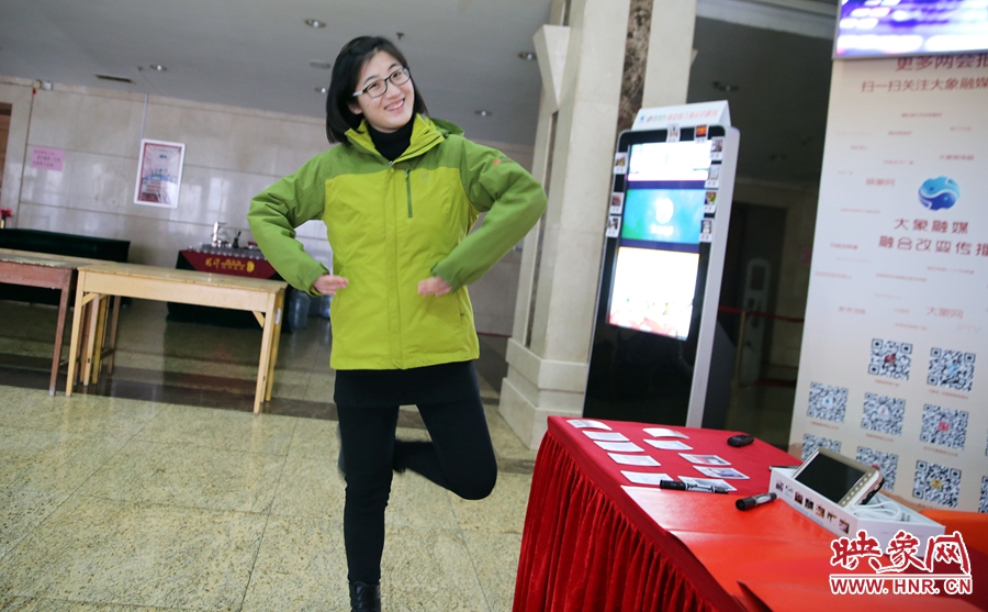 工作間隙，樂天跳起了“南式芭蕾”。