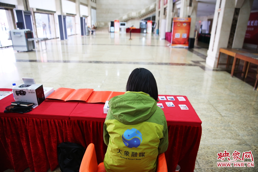 一個人的堅守在工作崗位。