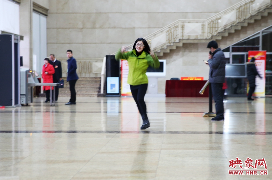 南樂天完成一個采訪后，興奮的跳了起來。