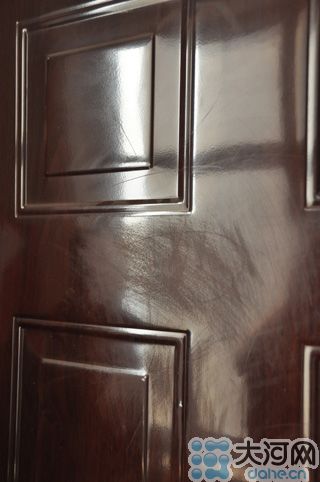 　雖然王先生用砂紙打磨過，但是“奠字”仍依稀可見