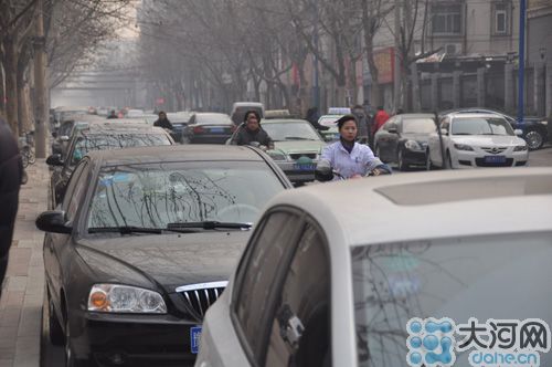 　業(yè)主將車停到經(jīng)一路上，給路人造成很大的不便