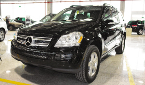 奔馳車身陷“漏油門(mén)” 奔馳車身陷“漏油門(mén)”