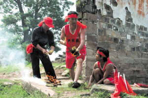 龍王廟前祭拜。