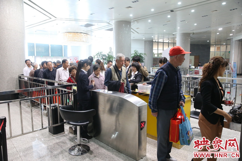 勞模排隊進(jìn)入福塔參觀