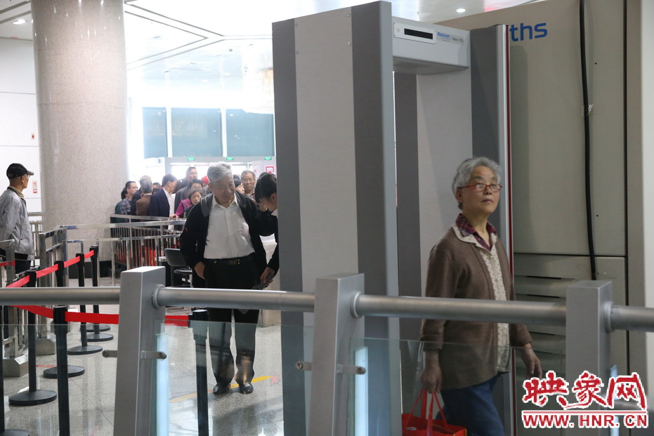 勞模排隊進(jìn)入福塔參觀