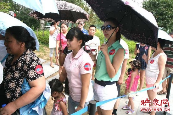 佩戴信息廣播臂貼的聽眾們在排隊等候坐帆船。