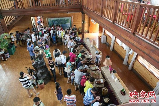 聽眾們在木屋會所享用免費自助餐。