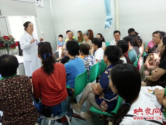 聽眾們過來做冬病夏治——貼三伏貼現(xiàn)場 聽眾們過來做冬病夏治——貼三伏貼現(xiàn)場