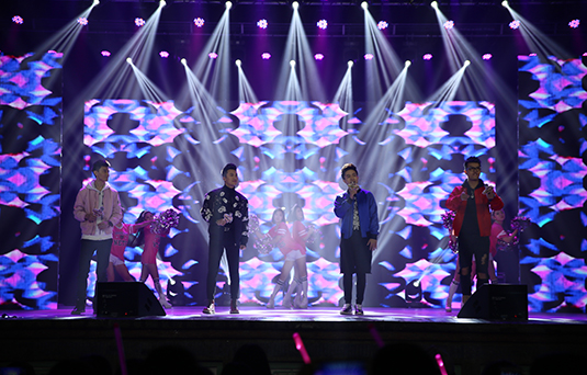 圣誕HIGH不?！睹霮歌秀》校園巡演持續(xù)開唱